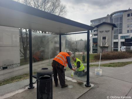 Sodelavci iz naslova javnih del urejajo in čistijo mestno opremo